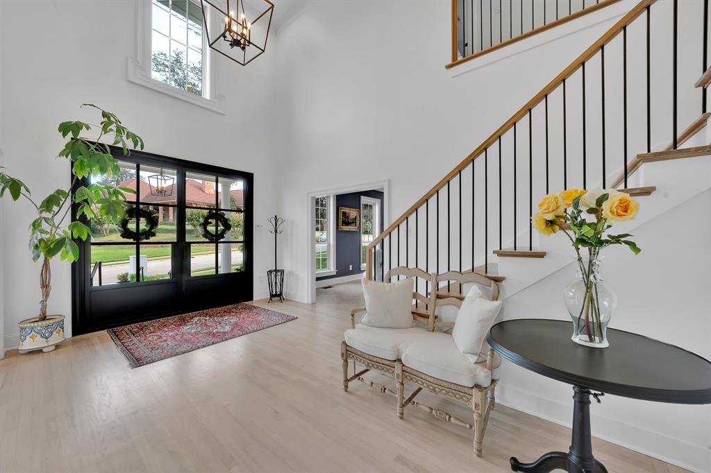 1431 Travis Circle North Irving, TX 75038 - Photo 3 of 40 a living room with furniture and a potted plant