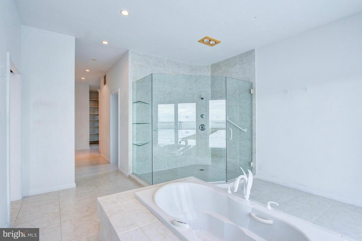 2927 Cox Neck Road East Chester, MD 21619 - Photo 20 of 30 Huge Master Bath en suite w/ direct water views!