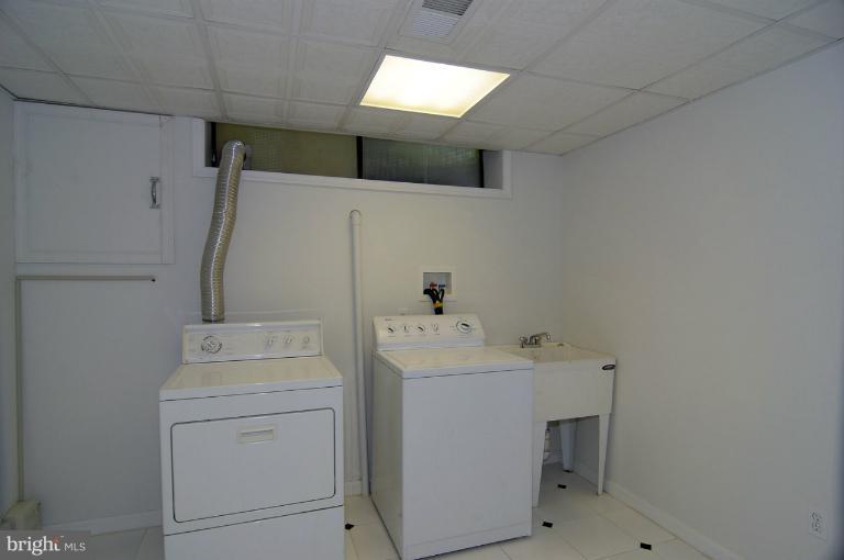 7946 Inverness Ridge Road Potomac, MD 20854 - Photo 5 of 25 a utility room with dryer and washer