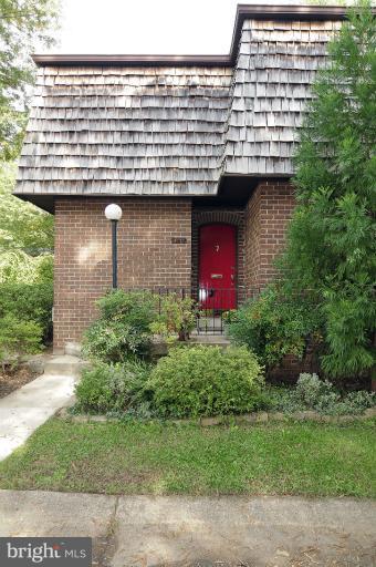 7946 Inverness Ridge Road Potomac, MD 20854 - Photo 9 of 25 a view of a large building