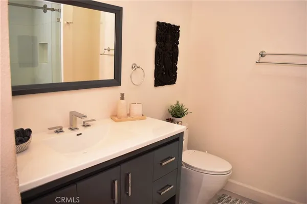 $1,900 | 6815 Remmet Avenue, Unit 213, Canoga Park, CA 91303