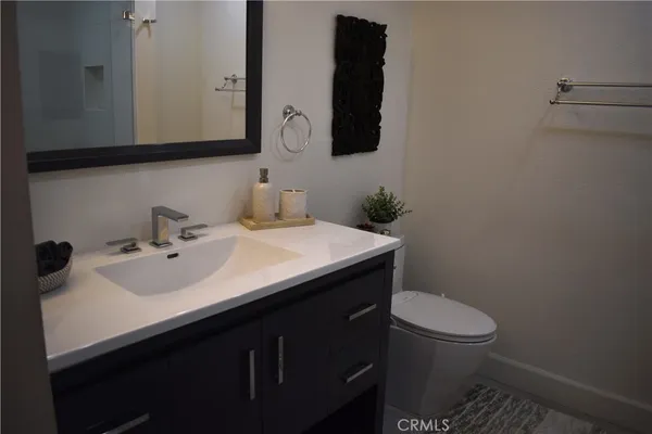 $1,900 | 6815 Remmet Avenue, Unit 213, Canoga Park, CA 91303