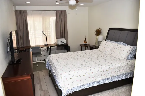 $1,900 | 6815 Remmet Avenue, Unit 213, Canoga Park, CA 91303