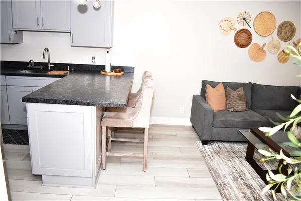 $1,900 | 6815 Remmet Avenue, Unit 213, Canoga Park, CA 91303