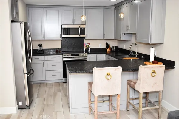 $1,900 | 6815 Remmet Avenue, Unit 213, Canoga Park, CA 91303