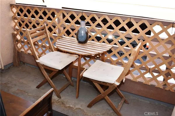 $1,900 | 6815 Remmet Avenue, Unit 213, Canoga Park, CA 91303