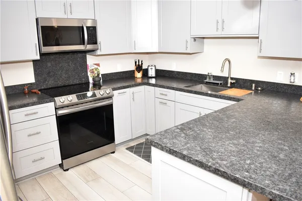 $1,900 | 6815 Remmet Avenue, Unit 213, Canoga Park, CA 91303