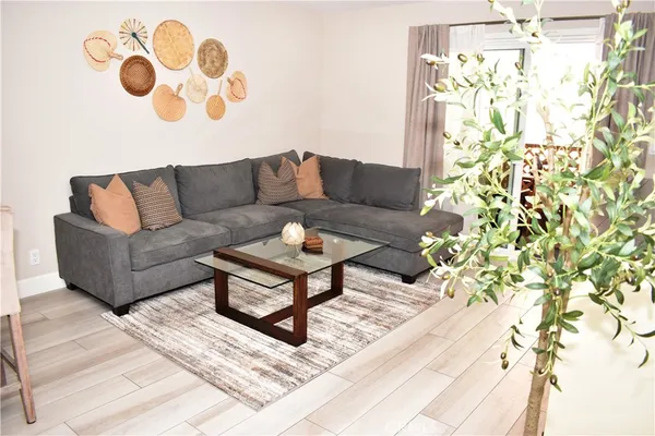 $1,900 | 6815 Remmet Avenue, Unit 213, Canoga Park, CA 91303