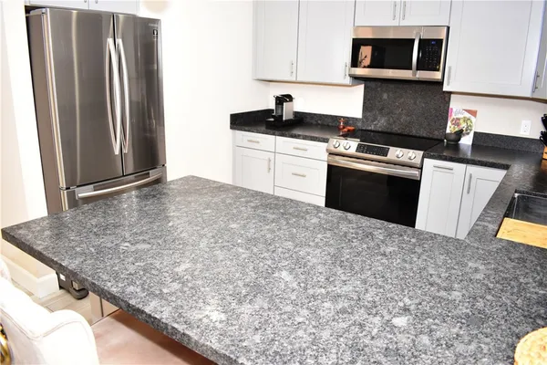 $1,900 | 6815 Remmet Avenue, Unit 213, Canoga Park, CA 91303