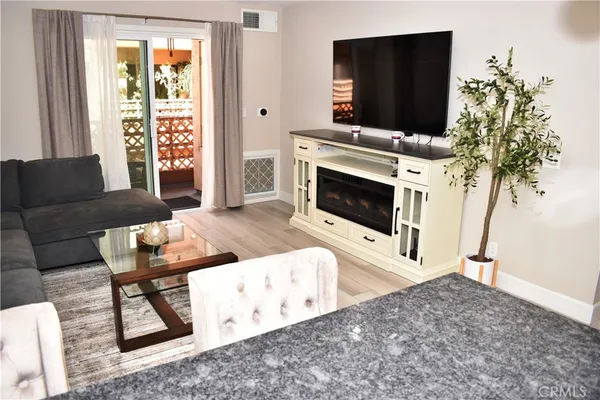 $1,900 | 6815 Remmet Avenue, Unit 213, Canoga Park, CA 91303