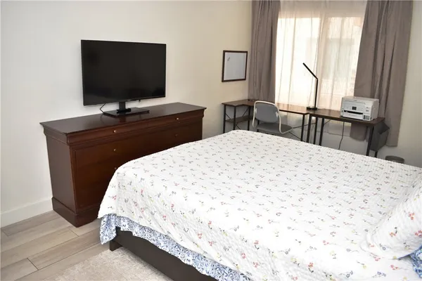 $1,900 | 6815 Remmet Avenue, Unit 213, Canoga Park, CA 91303