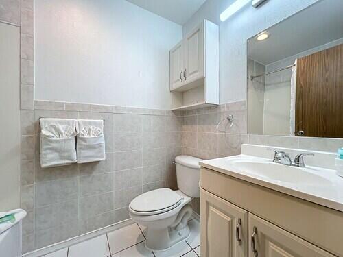 2295 East Irlo Bronson Memorial Highway, Unit 100 Kissimmee, FL 34744 - Photo 7 of 8 a bathroom with a sink a toilet and mirror