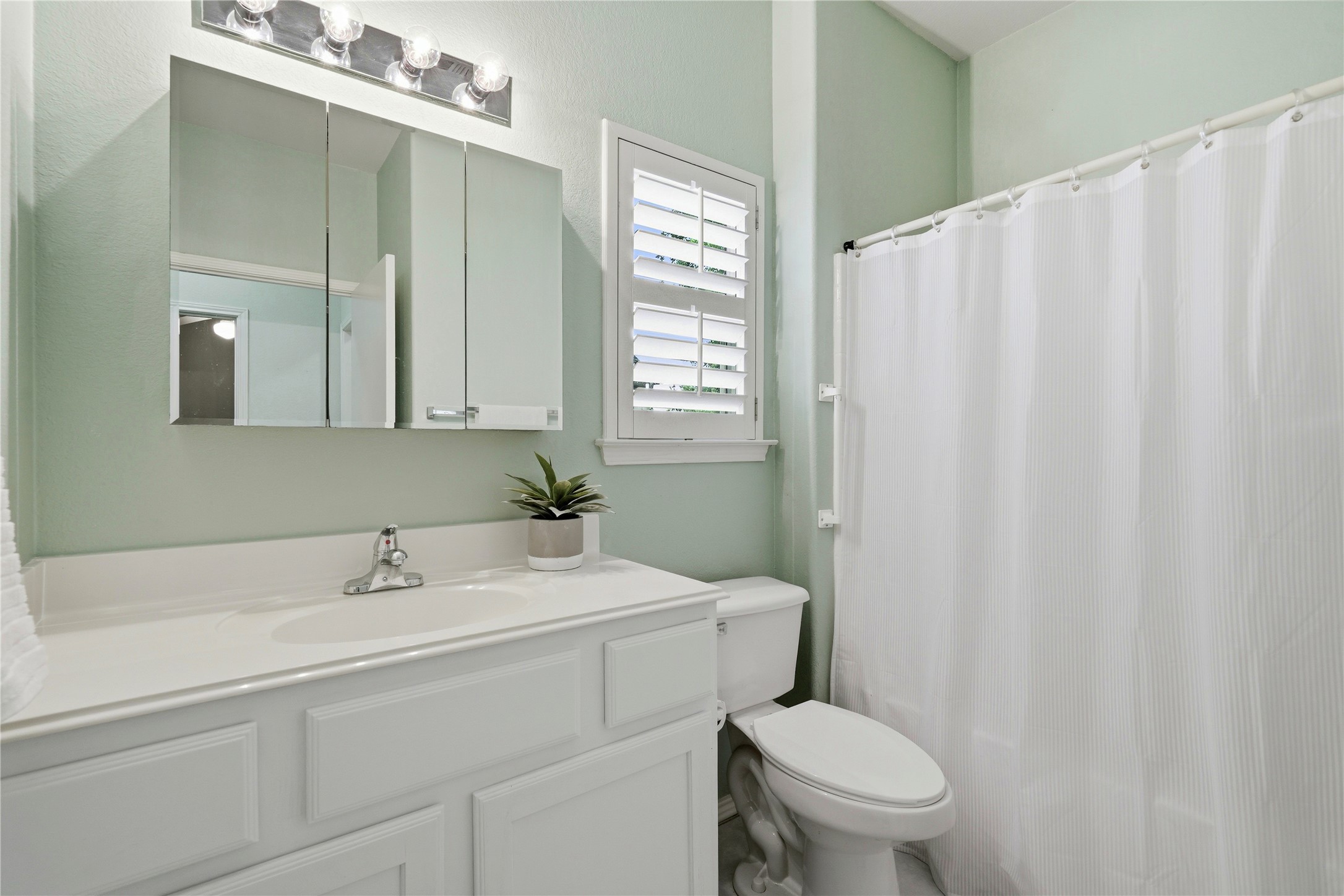 117 Whitewing Way Georgetown, TX 78633 - Photo 18 of 27 A well-appointed secondary bathroom with a spacious vanity and pristine shower.