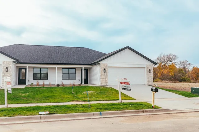 $339,900 | 226 Santa Maria Drive, Unit A, Arlington, WI 53911