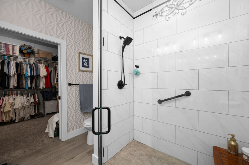 4418 Chestnut Drive Bettendorf, IA 52722 - Photo 26 of 45 a bathroom with pair of shower