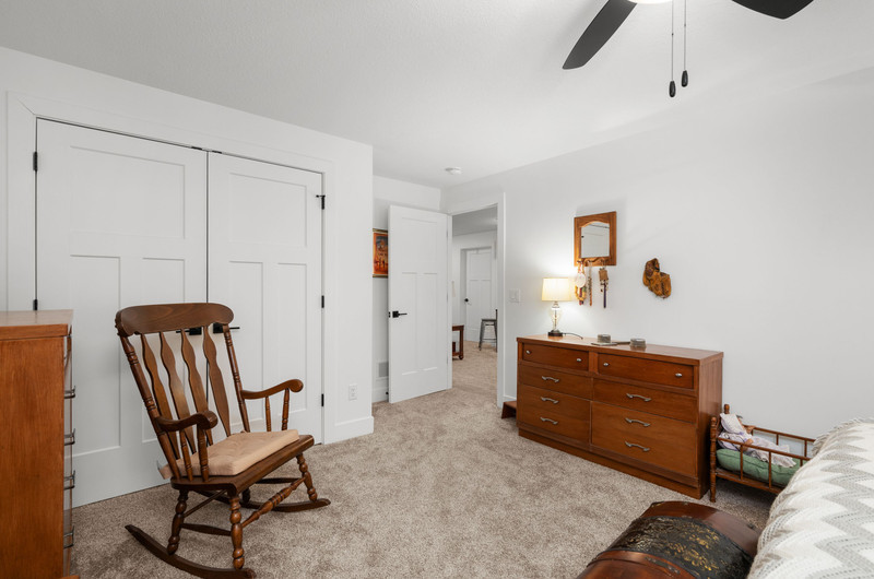 4418 Chestnut Drive Bettendorf, IA 52722 - Photo 39 of 45 a living room with furniture