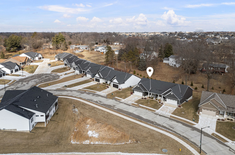 4418 Chestnut Drive Bettendorf, IA 52722 - Photo 4 of 45 a view of a terrace with city view
