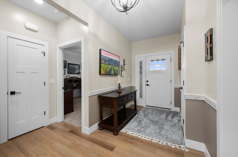 4418 Chestnut Drive Bettendorf, IA 52722 - Photo 8 of 45 a view of living room