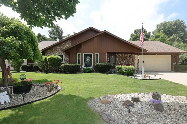 $569,900 | 8035 Bruss Lane, Franklin, WI 53132