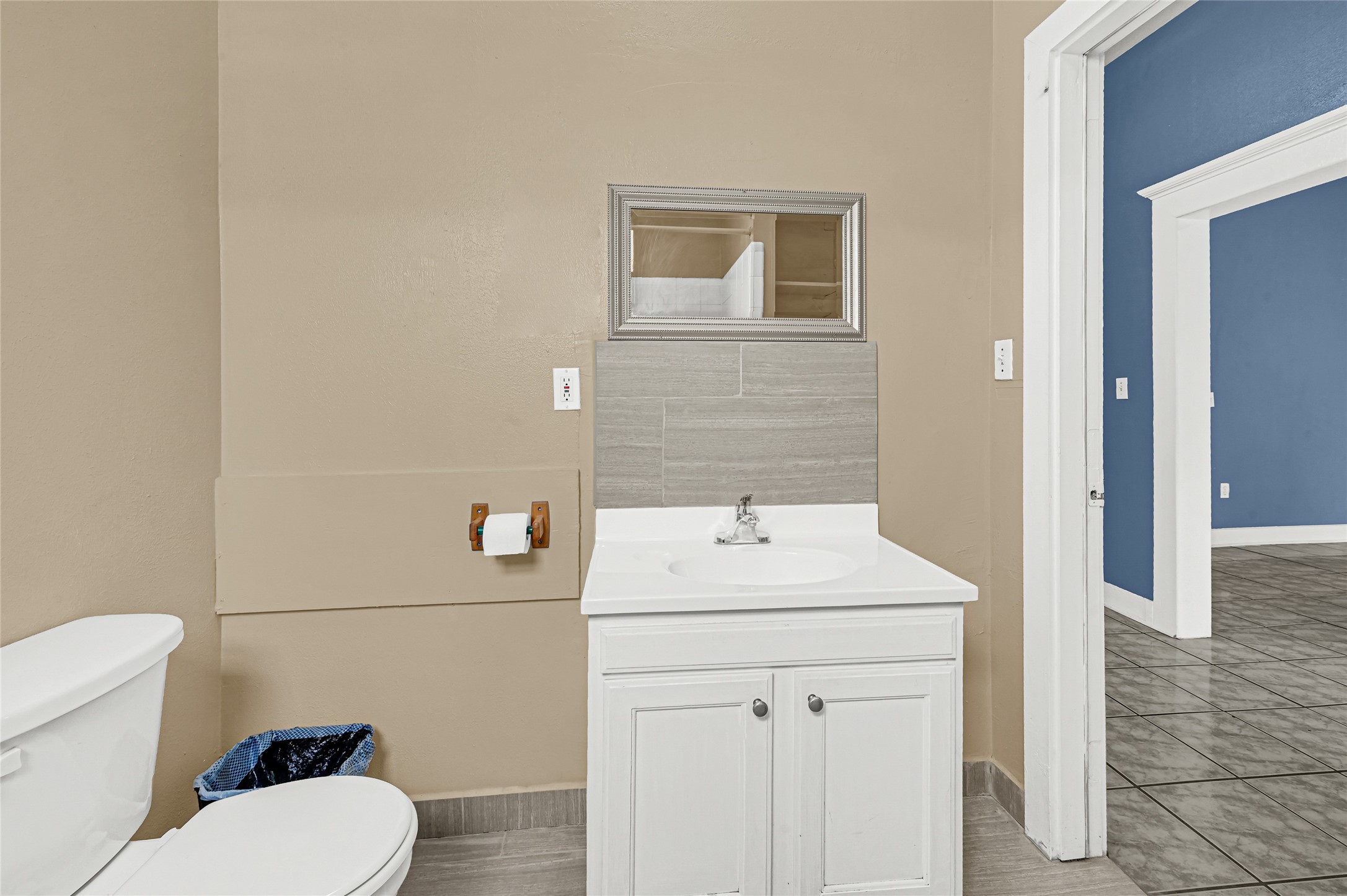 307 North Live Oak Street Houston, TX 77003 - Photo 11 of 15 a bathroom with a sink toilet and mirror