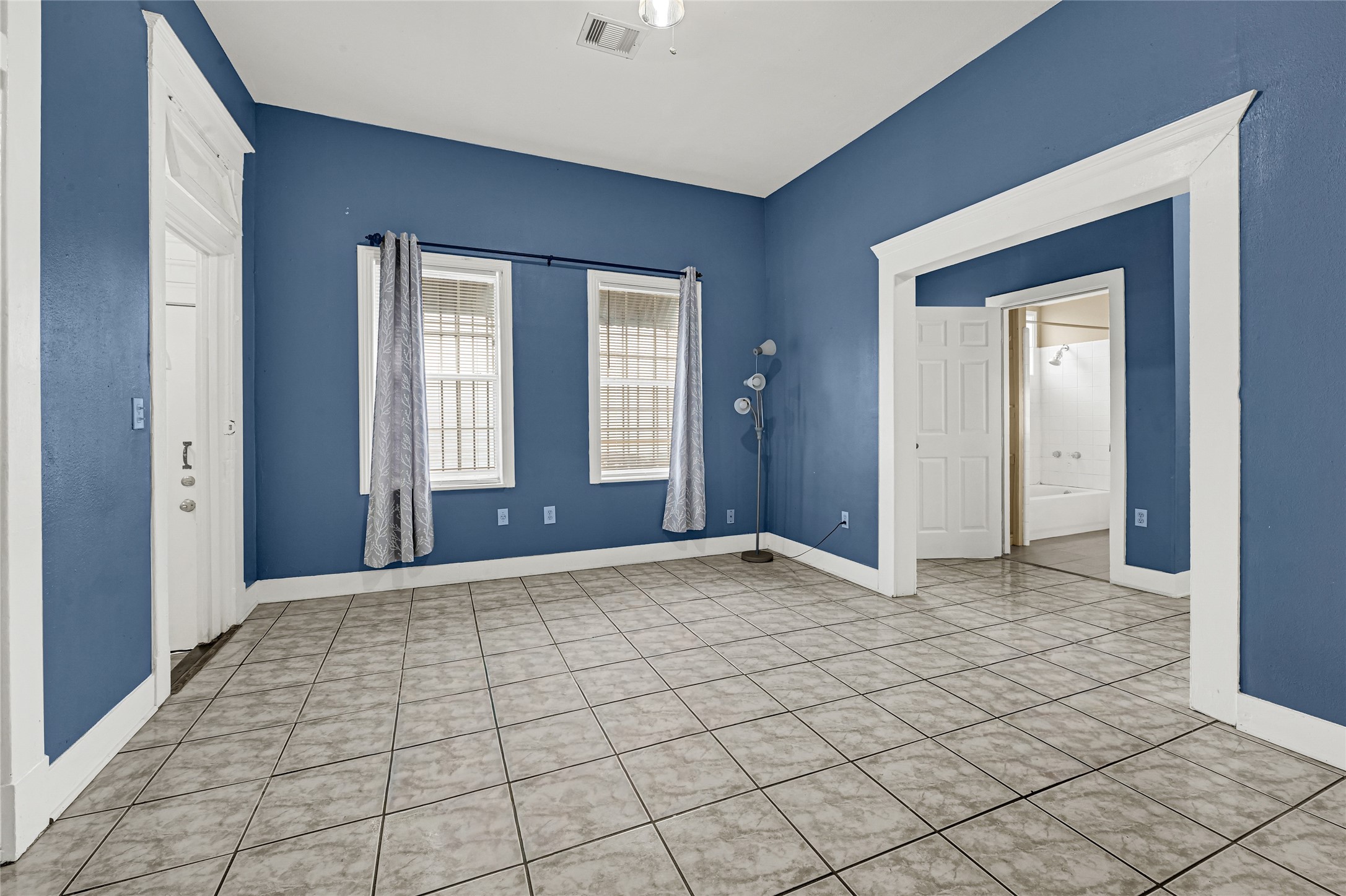 307 North Live Oak Street Houston, TX 77003 - Photo 12 of 15 a view of an empty room and window