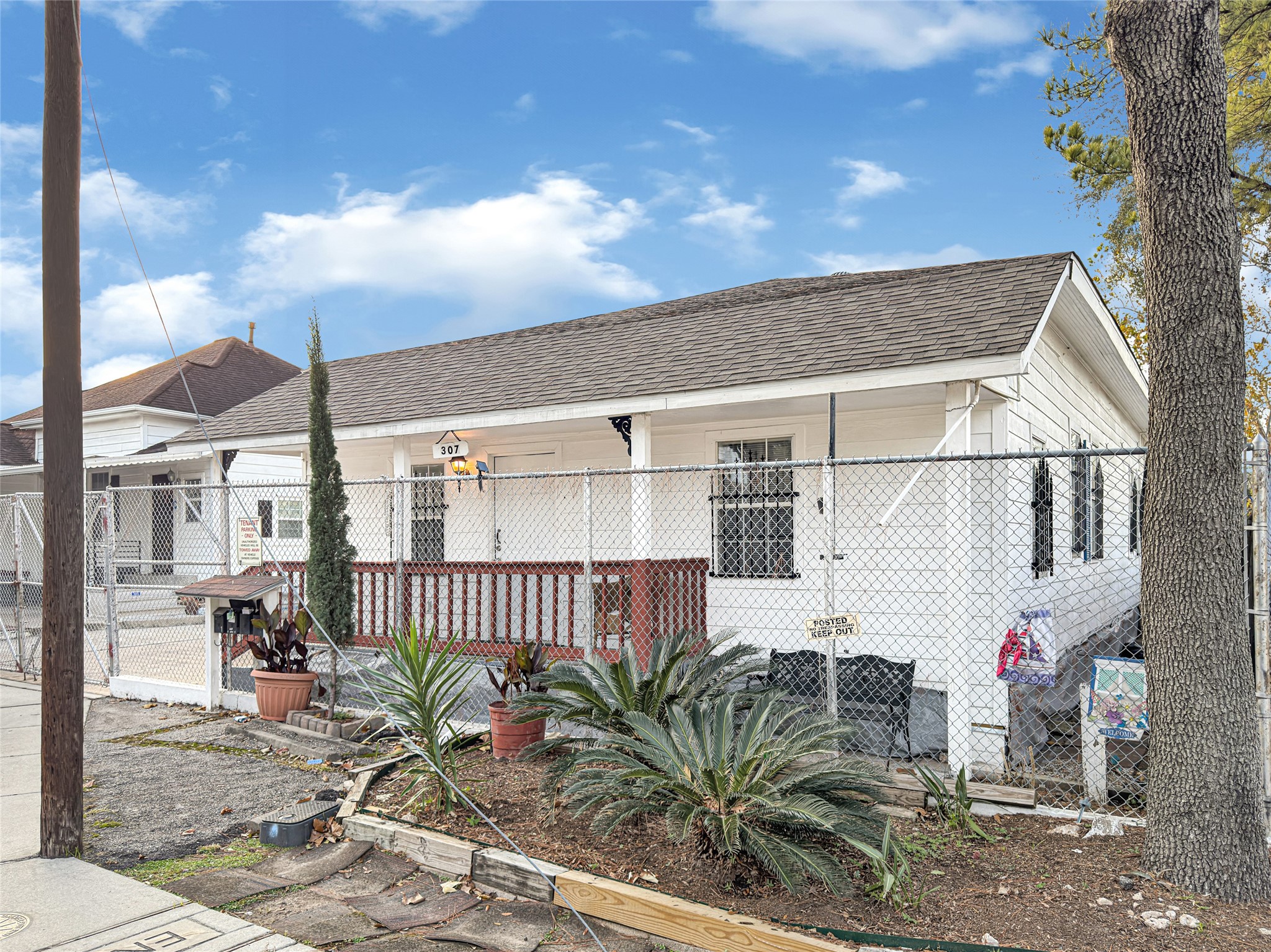 307 North Live Oak Street Houston, TX 77003 - Photo 14 of 15 a front view of a house with garden