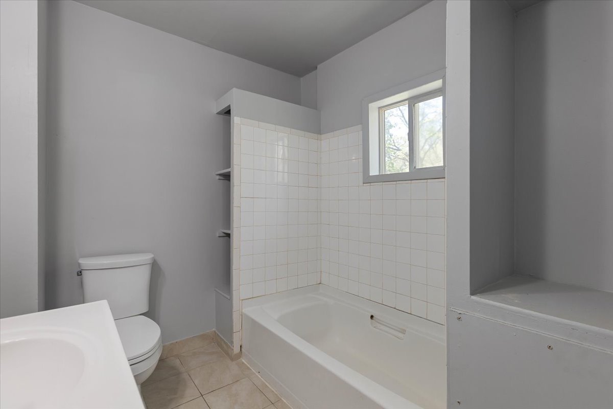 453 Water Street Joliet, IL 60436 - Photo 11 of 14 a bathroom with a bathtub and toilet