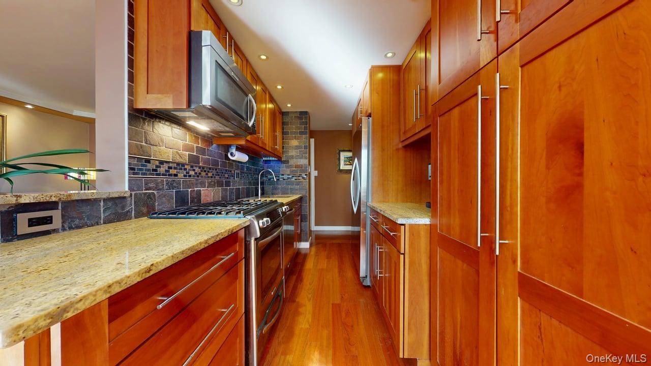 118-17 Union Turnpike, Unit 5H Queens, NY 11375 - Photo 18 of 48 a view of an outdoor space