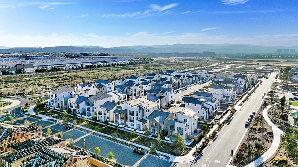 401 Junco Irvine, CA 92618 - Photo 36 of 40 an aerial view of residential building and lake