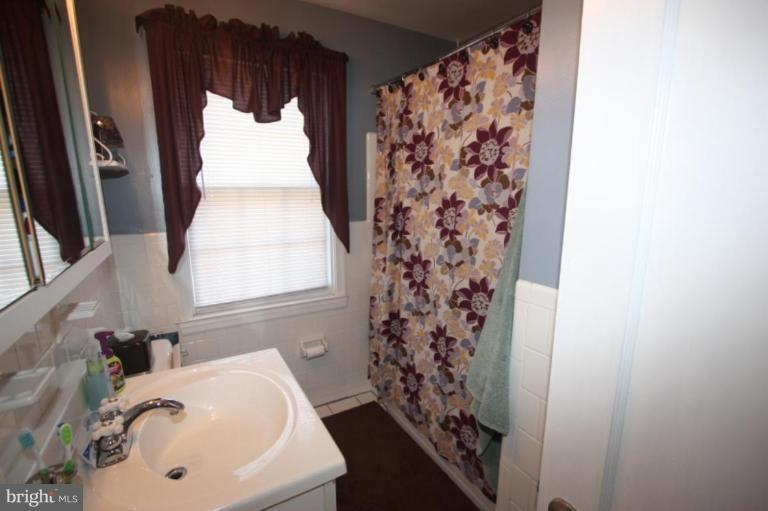 1533 Doxbury Road Towson, MD 21286 - Photo 22 of 30 Full Bath has a HUGE LINEN CLOSET behind the door!