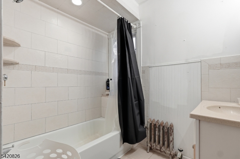 923-925 Kilsyth Road Elizabeth, NJ 07208 - Photo 15 of 24 a bathroom with a bathtub