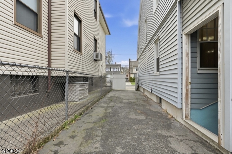 923-925 Kilsyth Road Elizabeth, NJ 07208 - Photo 22 of 24 a view of a house with a balcony