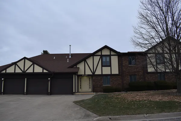 $122,900 | 44 Crystal Court, Unit B2, Pontiac, IL 61764