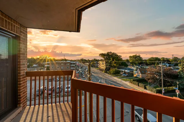 $224,900 | 6421 Pershing Road, Unit 404, Stickney, IL 60402