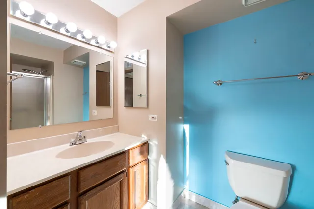 $224,900 | 6421 Pershing Road, Unit 404, Stickney, IL 60402