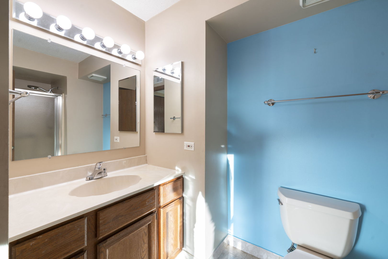 6421 Pershing Road, Unit 404 Berwyn, IL 60402 - Photo 14 of 31 a bathroom with a sink and a mirror