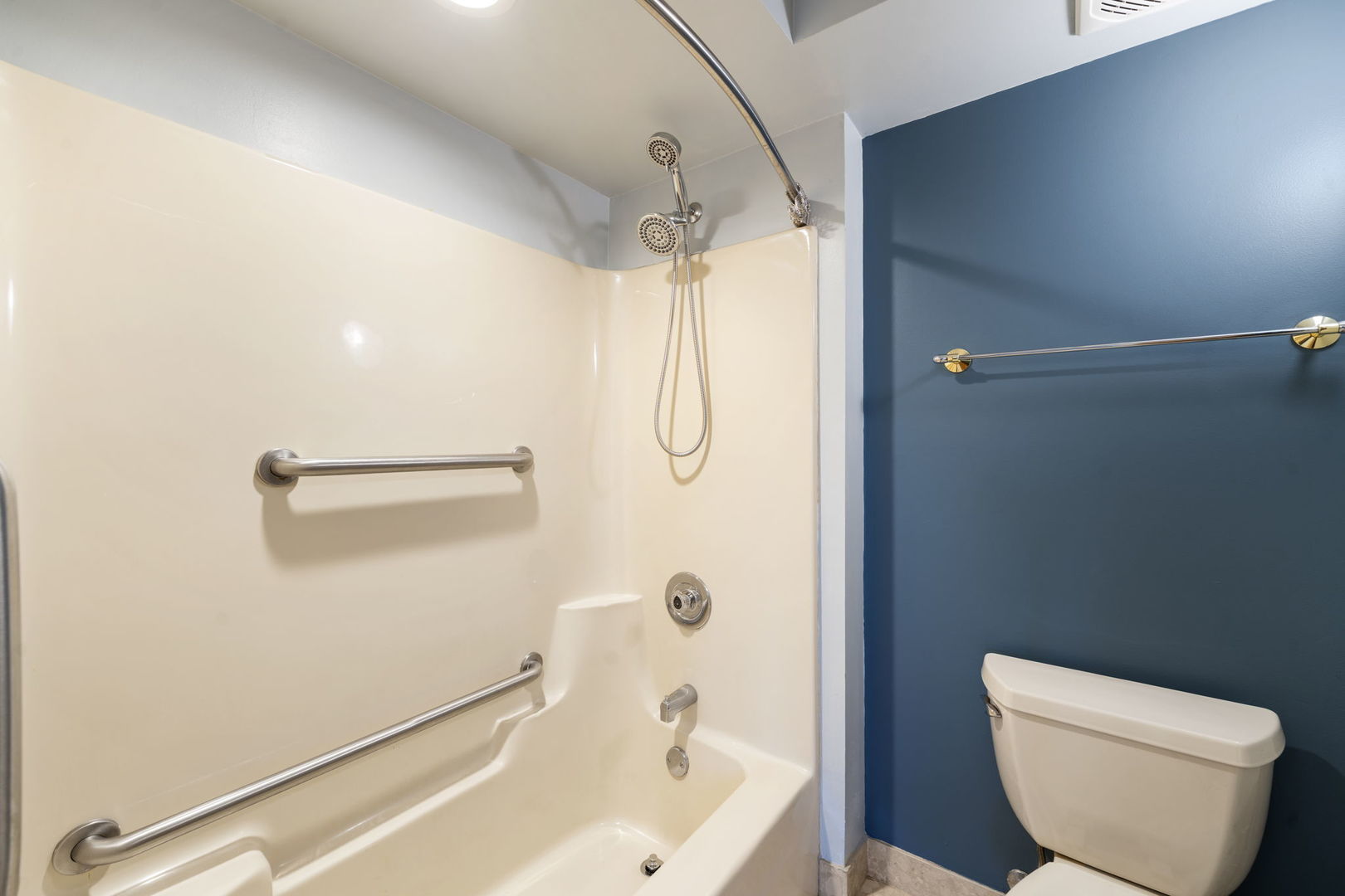 6421 Pershing Road, Unit 404 Berwyn, IL 60402 - Photo 21 of 31 a bathroom with a shower and toilet