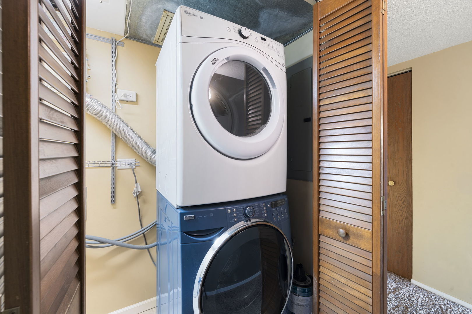 6421 Pershing Road, Unit 404 Berwyn, IL 60402 - Photo 22 of 31 a utility room with dryer and washer