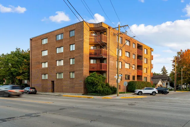 $224,900 | 6421 Pershing Road, Unit 404, Stickney, IL 60402