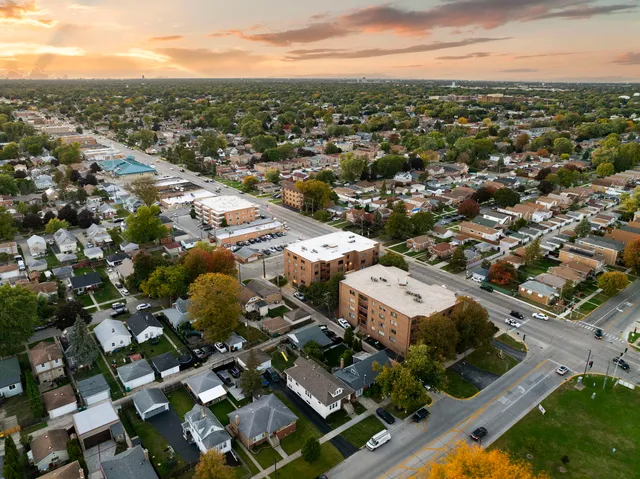 $224,900 | 6421 Pershing Road, Unit 404, Stickney, IL 60402