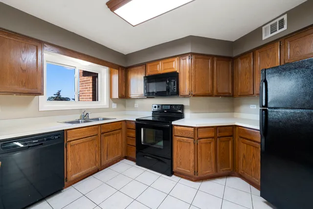 $224,900 | 6421 Pershing Road, Unit 404, Stickney, IL 60402