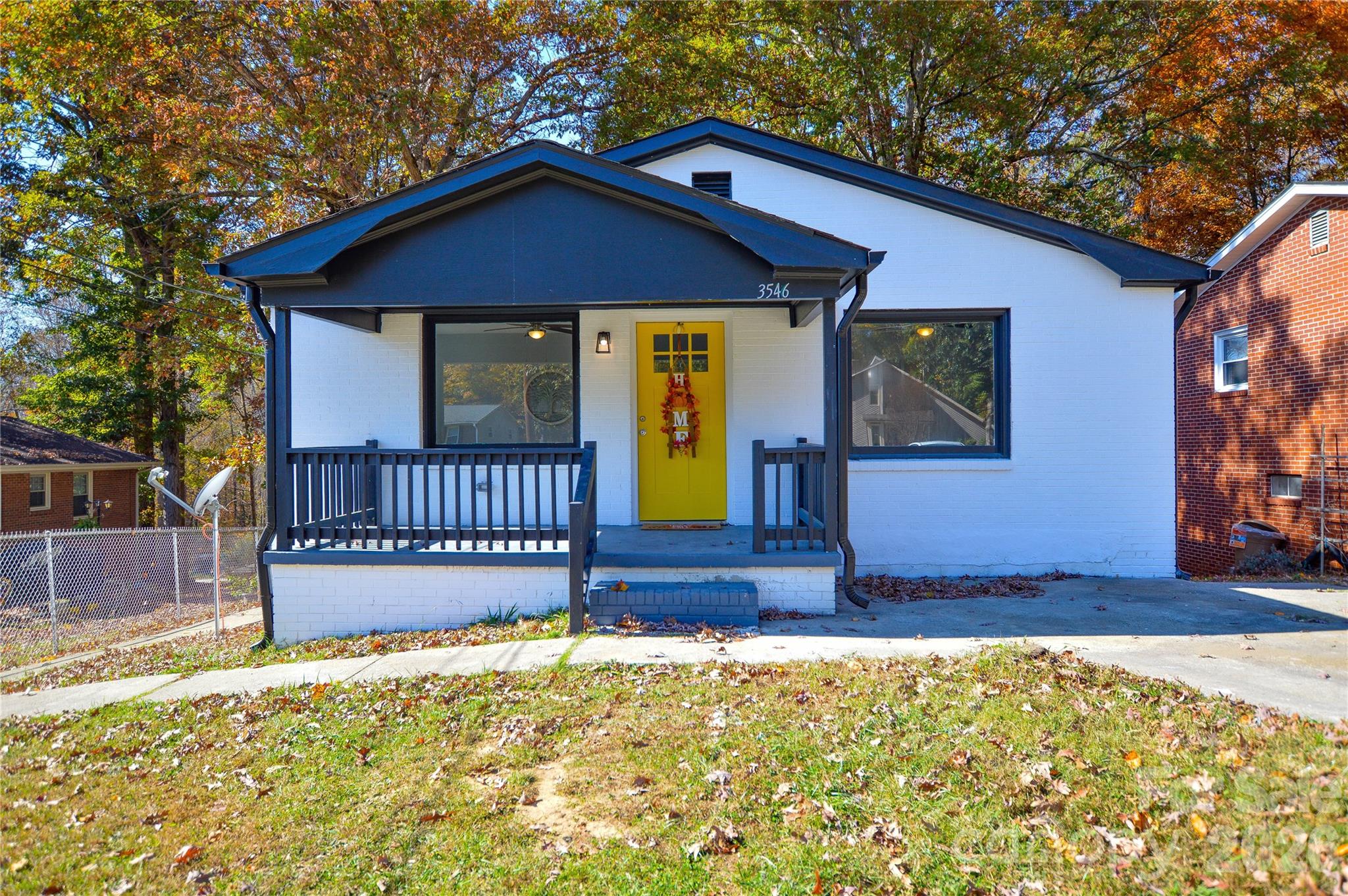 a view of a house with a yard