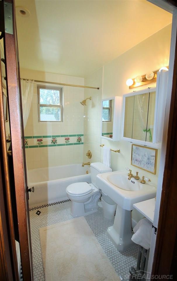 867 Barrington Road Grosse Pointe, MI 48230 - Photo 36 of 53 31330071-35.JPG