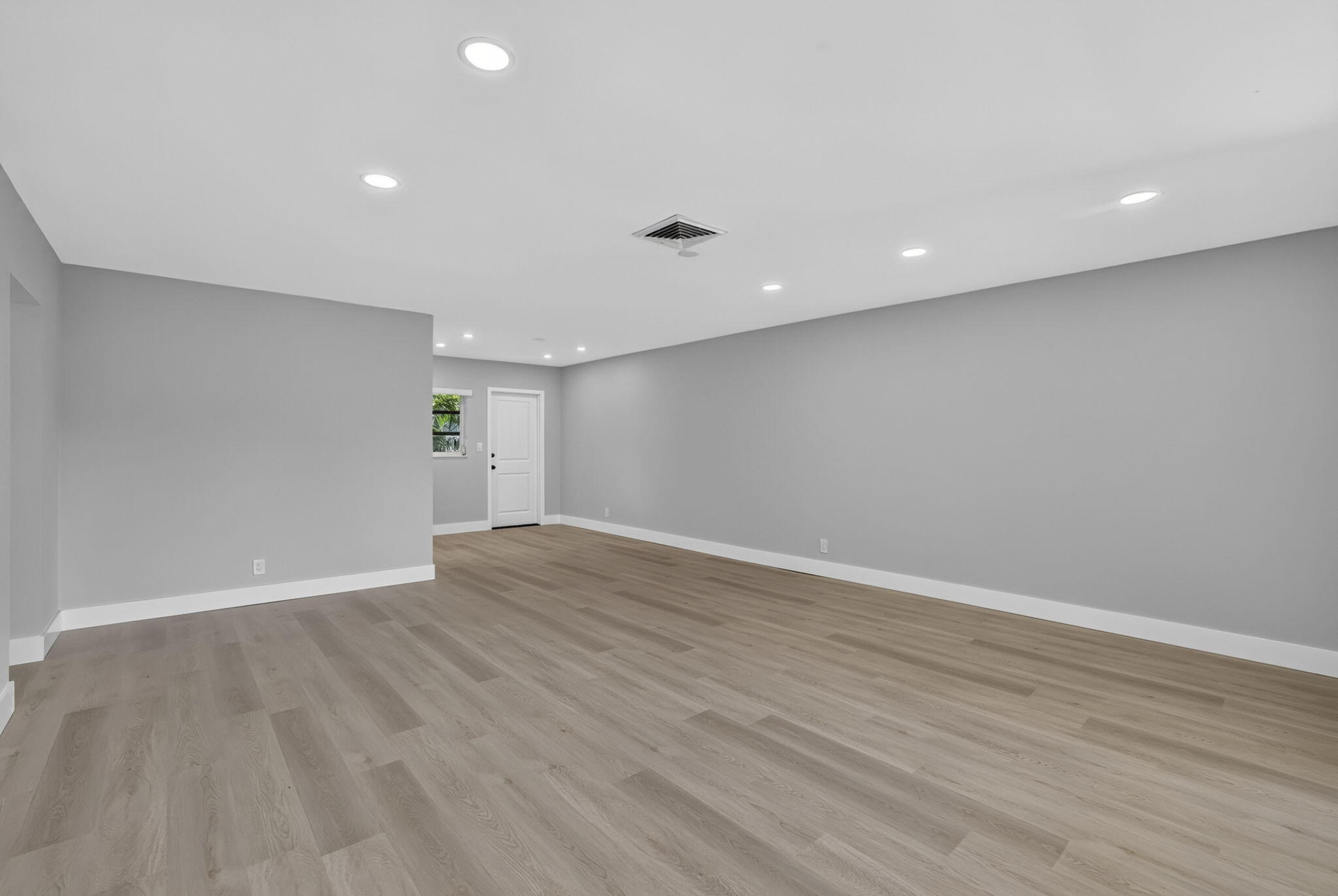 2755 Northeast 28th Avenue, Unit E2 Lighthouse Point, FL 33064 - Photo 6 of 62 1-web-or-mls-8I8A0841