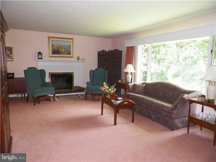 30 Farm Road Trenton, NJ 08638 - Photo 4 of 21 Living Room