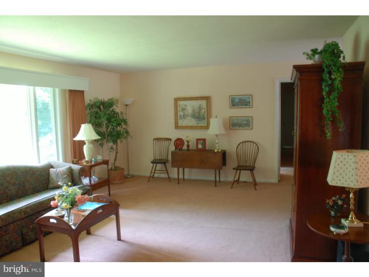 30 Farm Road Trenton, NJ 08638 - Photo 5 of 21 Living Room