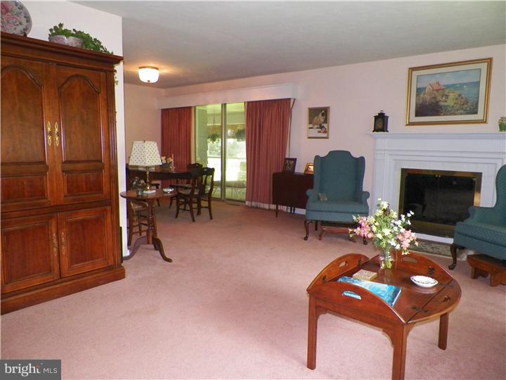 30 Farm Road Trenton, NJ 08638 - Photo 6 of 21 Living Room