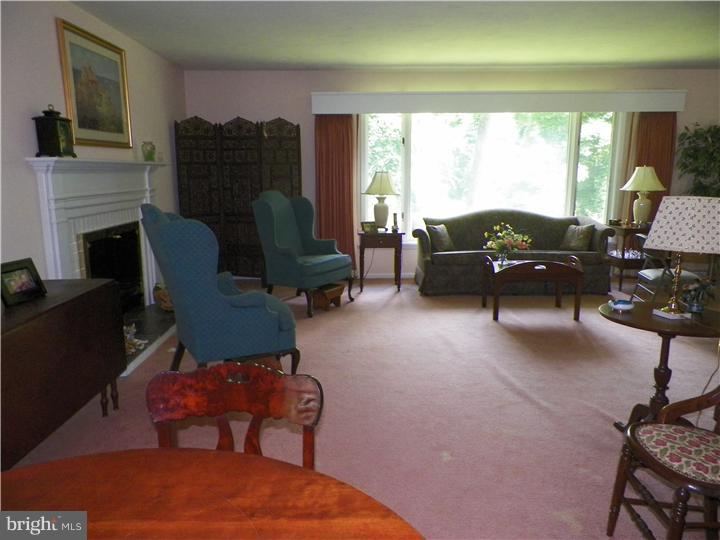 30 Farm Road Trenton, NJ 08638 - Photo 7 of 21 Living Room