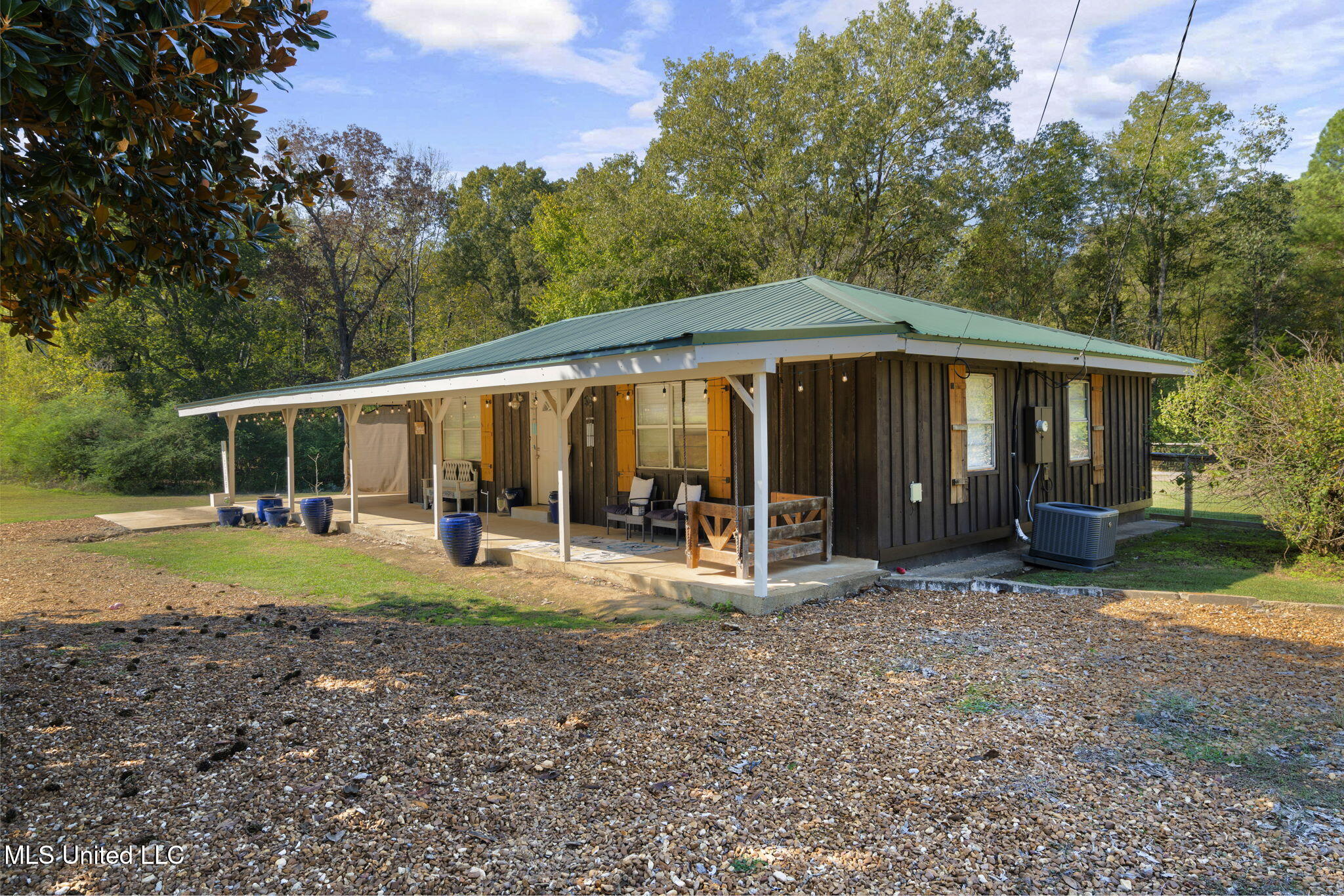 5011 Sycamore Road Coldwater, MS 38618 - Photo 2 of 31 Amazinf front porch!