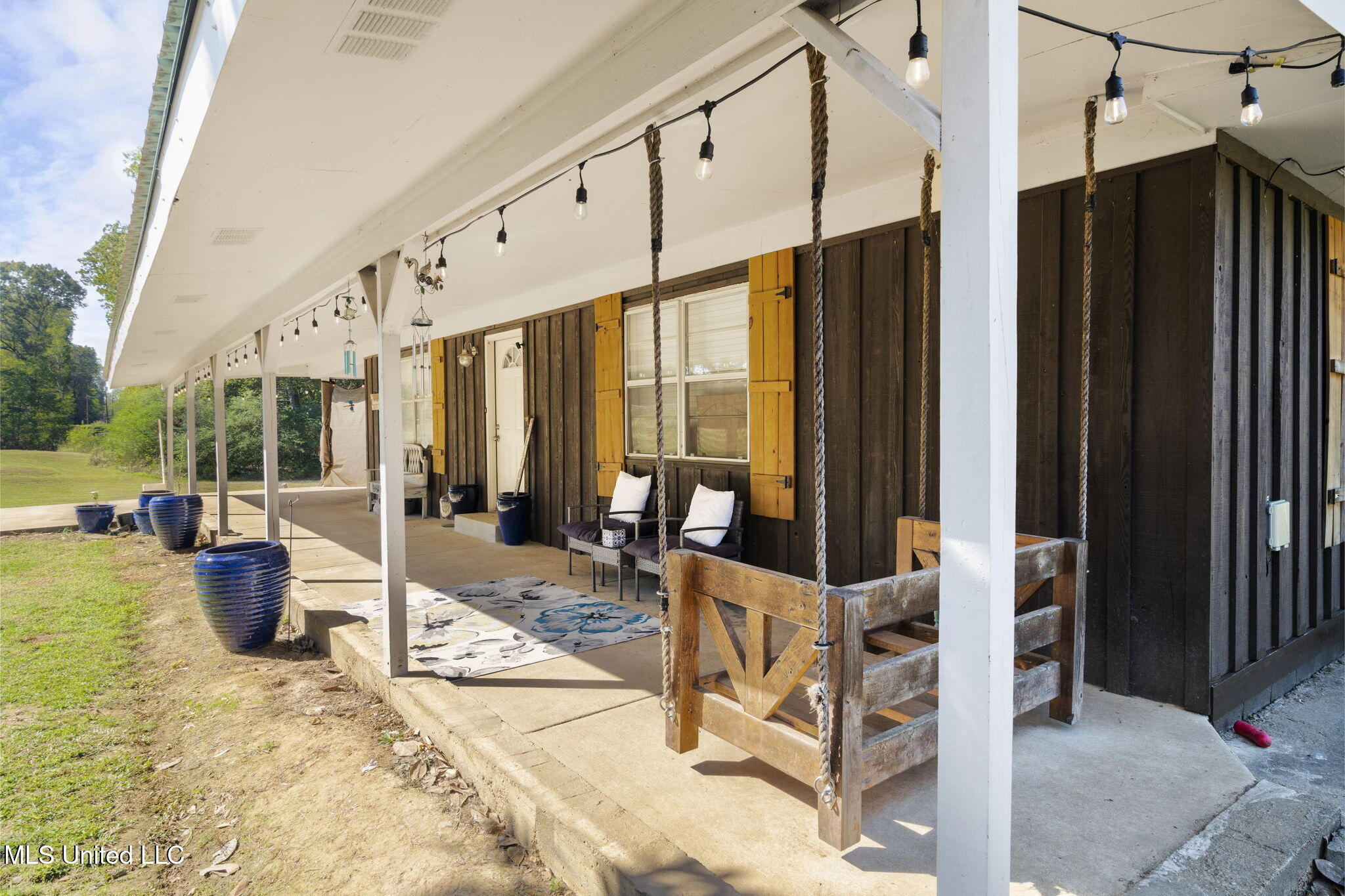 5011 Sycamore Road Coldwater, MS 38618 - Photo 7 of 31 Covered front porch!